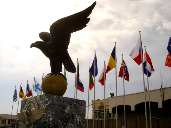 L'aéroport multinational... riche de ses 30 nationalités...