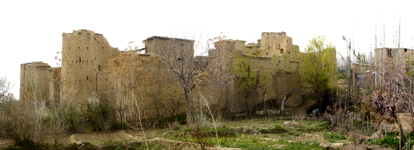 Il m'a fallu assembler 3 photos pour avoir cette maison fortifiée en entier !