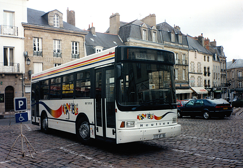 Modification d'offre au 1er septembre 2015 @auray-gx77h_117vt56_auraybus-vue_avant_droit-place_de_la_republique-09-10-1997-Christobal