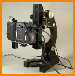 L'appareil photo fix sur le statif de microscope