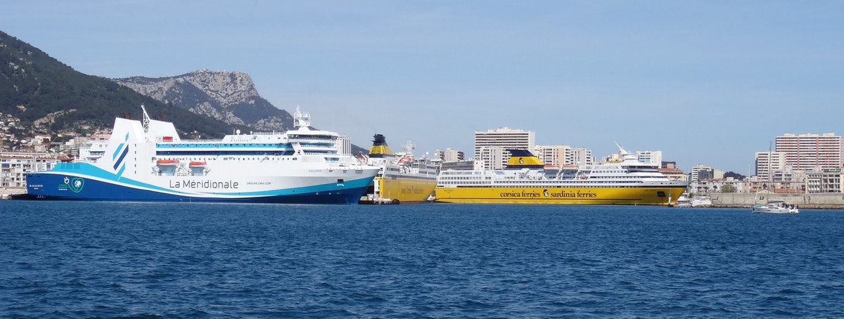 Le Kalliste et les Mega Express Three, et Mega Express de la Corsica Ferries à Toulon le 5 avril 2024 ; photo : Jean-Pierre Fabre