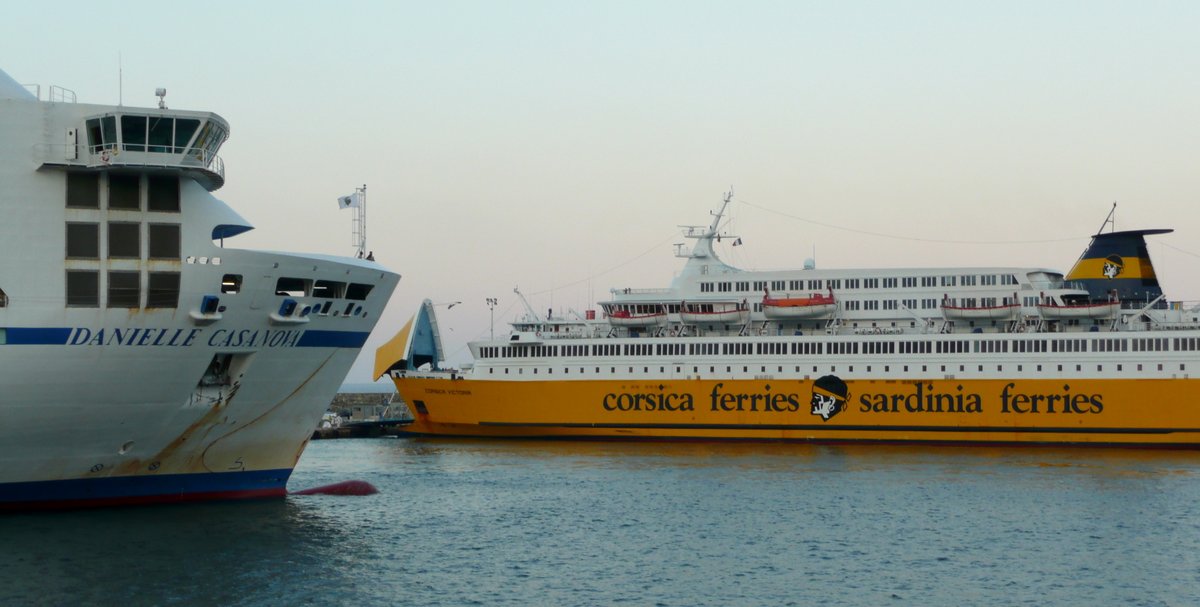 Détails du Danielle Casanova de la SNCM et du Corsica Victoria de la Corsica Ferries, à Bastia, en août 2013 ; photo : Romain Roussel.