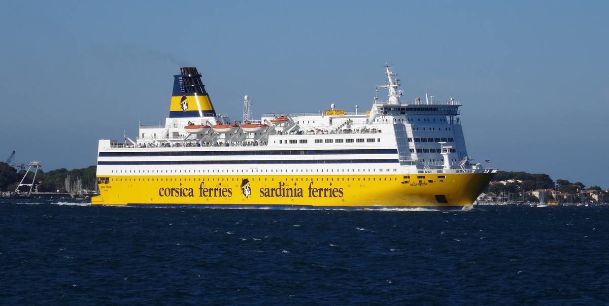 L'arrivée à Toulon du Mega Regina de la Corsica Ferries, en août 2021 ; photo : Jean-Pierre Fabre.