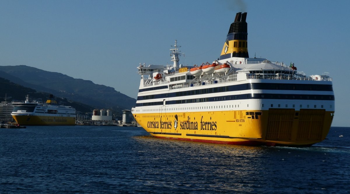 L'arrivée du Mega Victoria à Bastia, en juillet 2024, avec le Pascal Lota à quai ; photo : Romain Roussel.