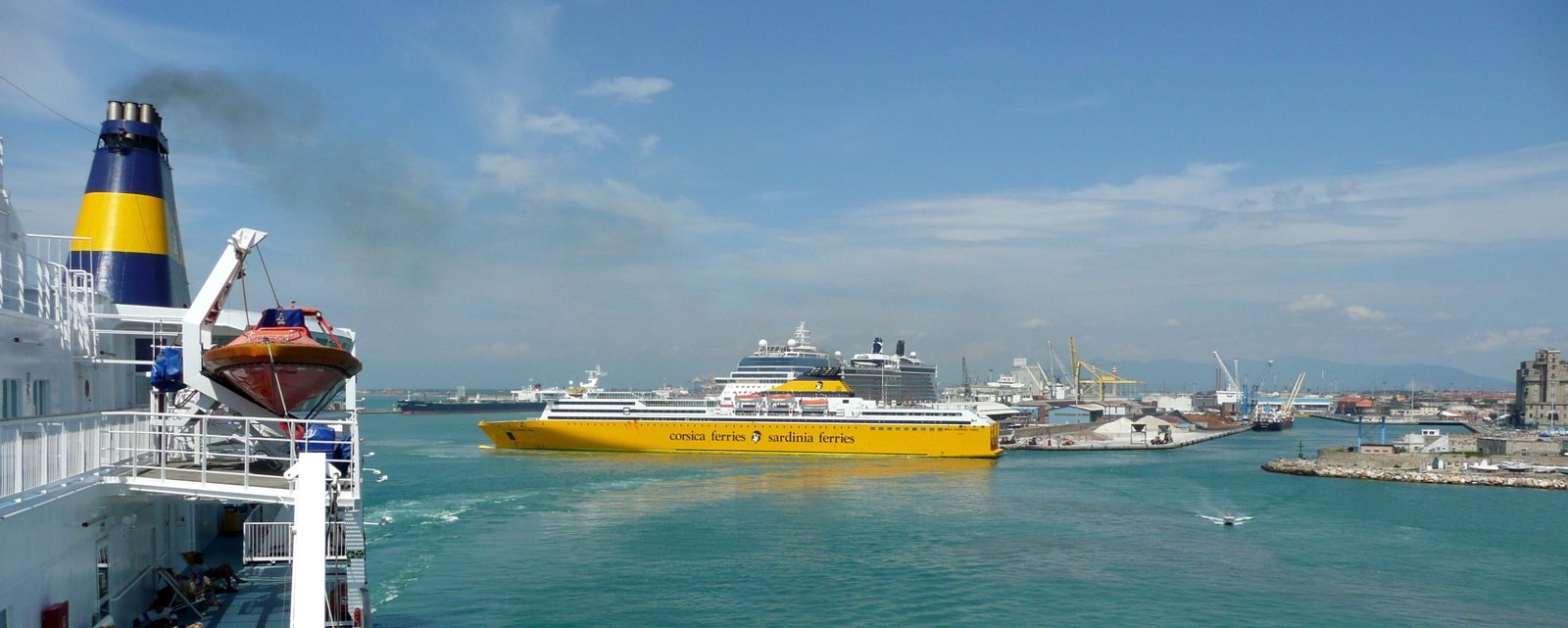 Le Mega Express Three manoeuvrant dans le port de Livorno, vu du Mega Smeralda, en août 2014 ; photo : Romain Roussel