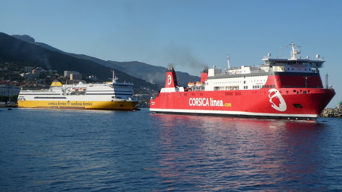 Le Mega Express Four de la Corsica Ferries et le Vizzavona, quittant Bastia, en mai 2021 ; photo : Romain Roussel