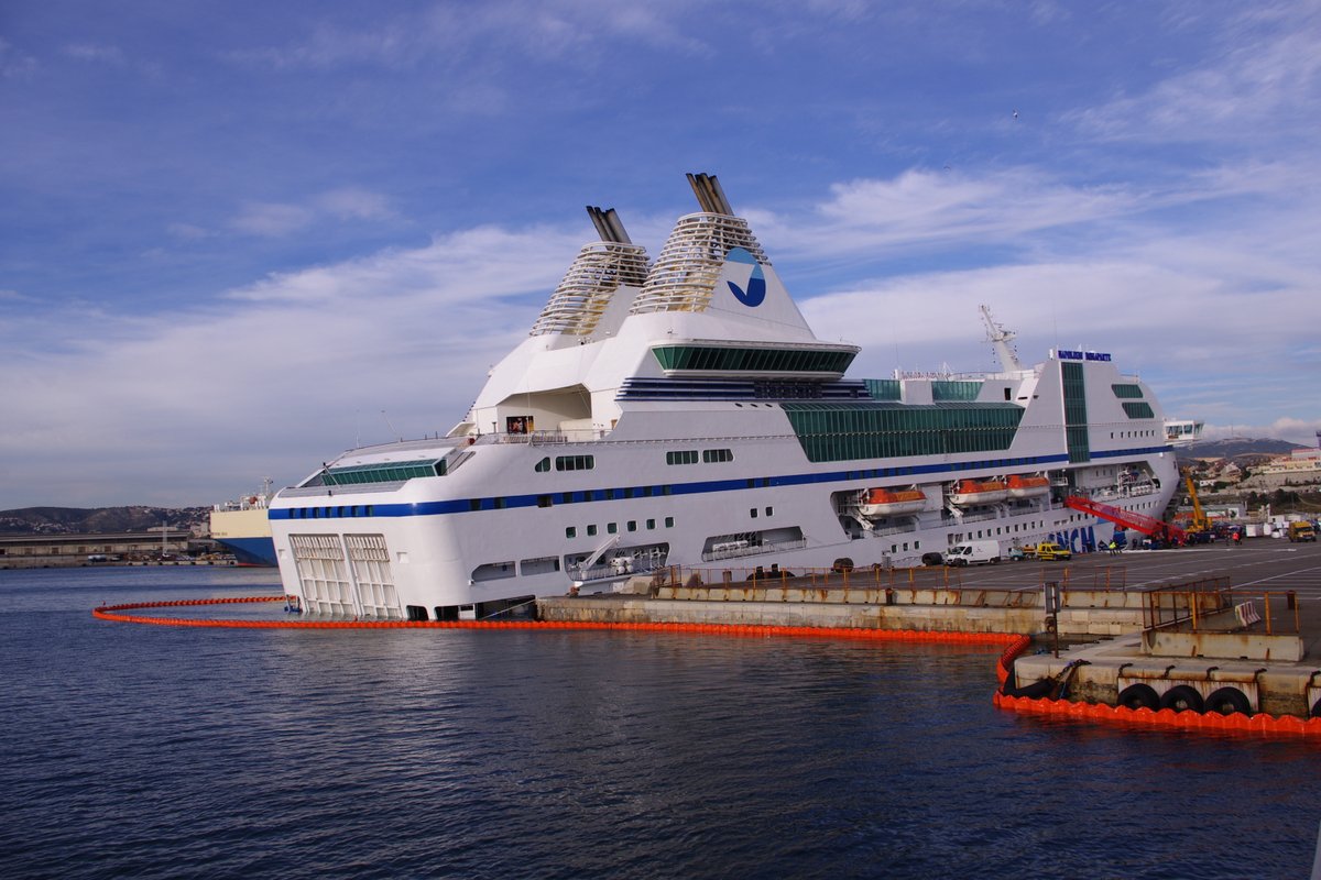 Le car-ferry Napoléon Bonaparte de la SNCM, début novembre 2012 à Marseille suite à son accident ; photo : Alain Lepigeon.