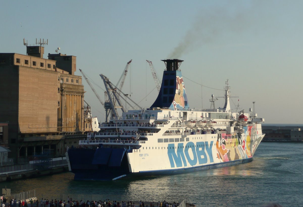 L'accostage du Moby Otta à Livorno, en juillet 2008, en provenance d'Olbia ; photo : Romain Roussel