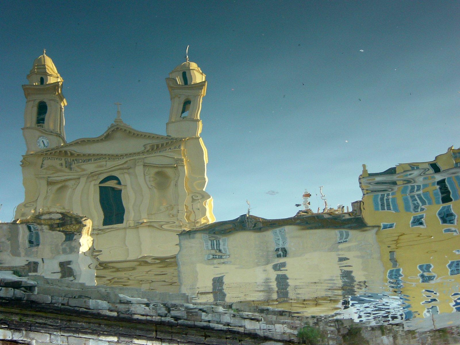 Reflet de l'église Saint Jean Baptiste dans l'eau du vieux port de Bastia, en avril 2007 : photo : Romain Roussel.