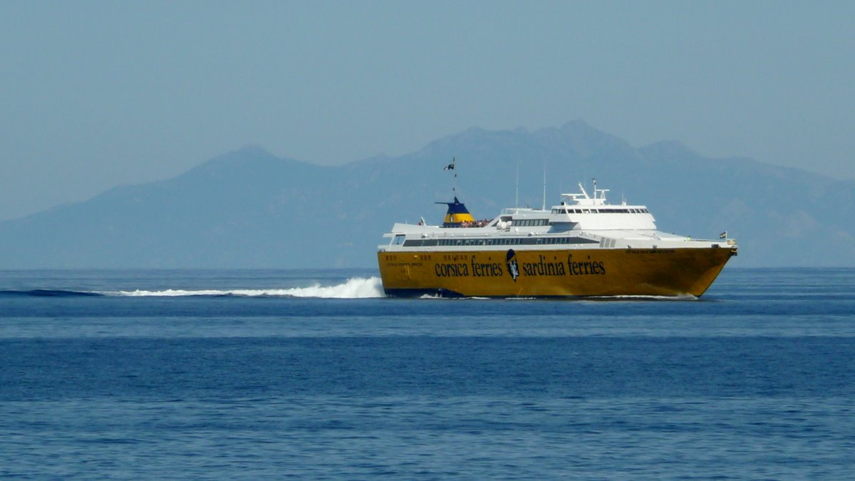 Le Corsica Express Seconda avec, en toile de fond, l'île d'Elbe, en août 2010