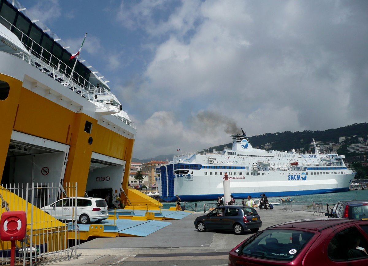 Opérations portuaires à Nice en juillet 2011 : embarquement du Mega Smeralda et accostage du Corse.