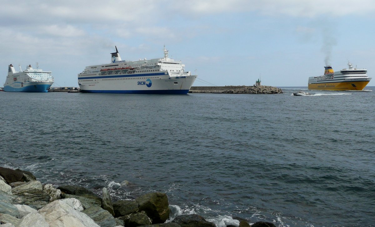 De gauche à droite, le Piana de la Méridionale, le Danielle Casanova de la SNCM et le Mega Express Two de la Corsica Ferries arrivant à Bastia en octobre 2013 ; photo : Romain Roussel
