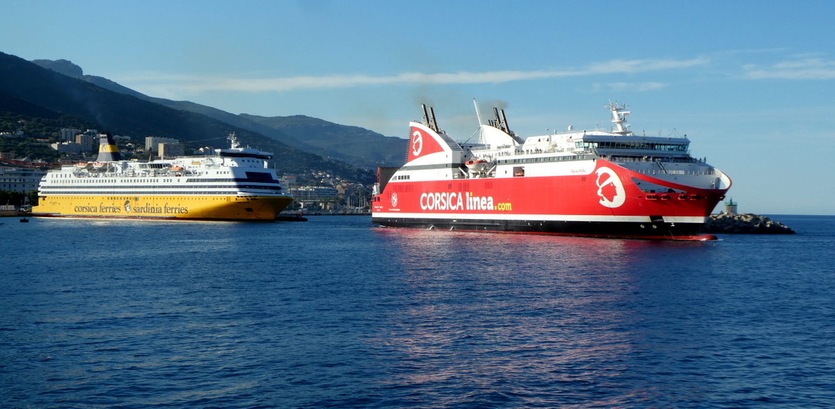 Le Mega Andrea de la Corsica Ferries à Bastia et le départ du Pascal Paoli de la Corsica Linea, en mai 2021 ; photo : Romain Roussel