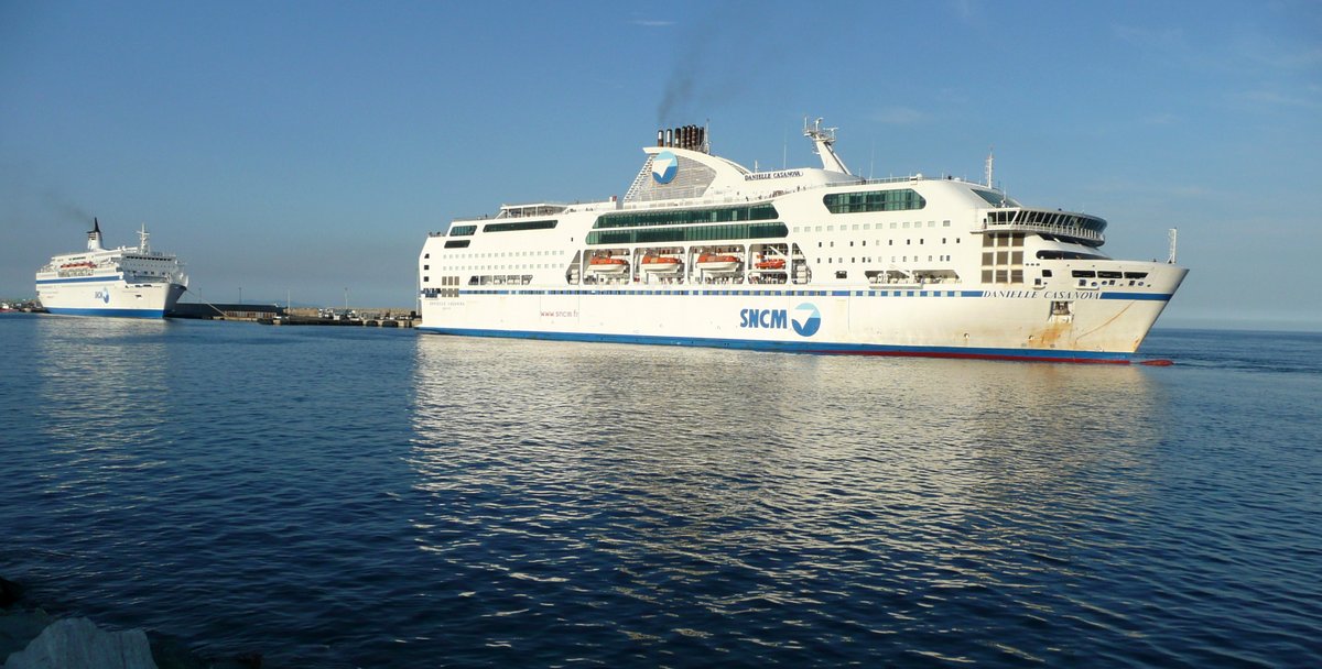 L'arrivée du Danielle Casanova à Bastia en août 2013 et le Méditerranée à quai ; photo : Romain Roussel