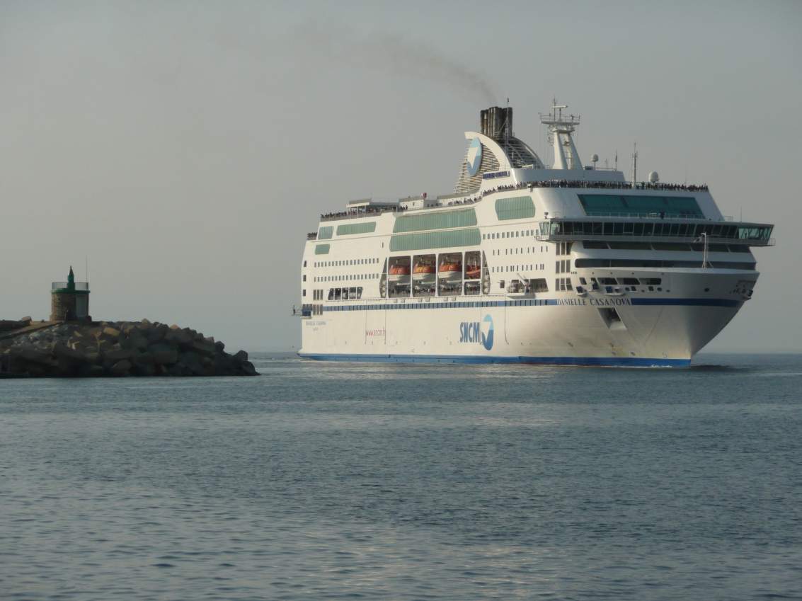 Le Danielle Casanova de la SNCM contournant la jetée du port de Bastia