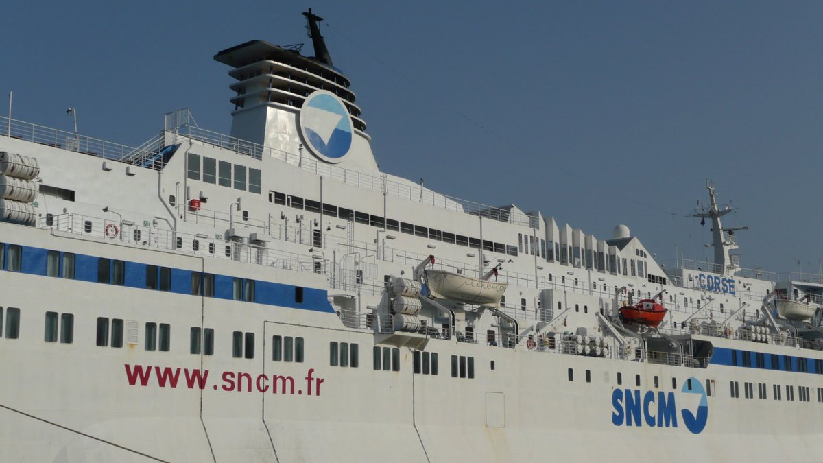 Détail du ferry Corse de la SNCM, à quai à Bastia, en mai 2013 ; photo : Romain Roussel.
