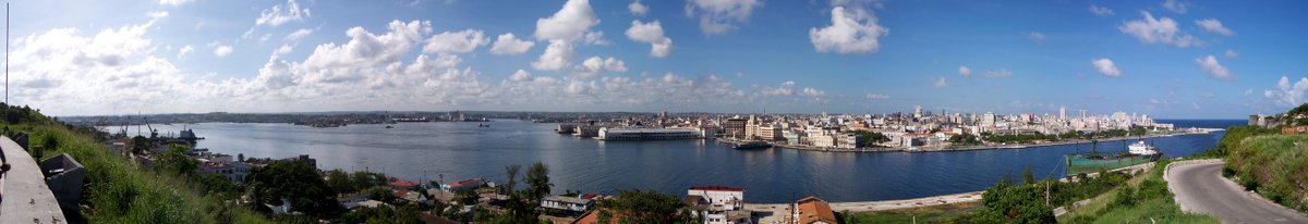 Le port et la passe d'entrée de La Havane en 2004 ; photo Florian Roether (visible sur Wikipedia)