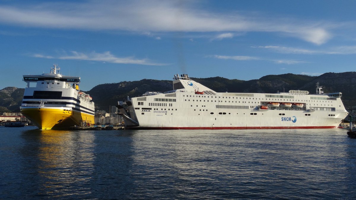 Le Mega Smeralda et l'Excelsior à quai à Toulon en août 2014 ; photo : Jean-Pierre Fabre.