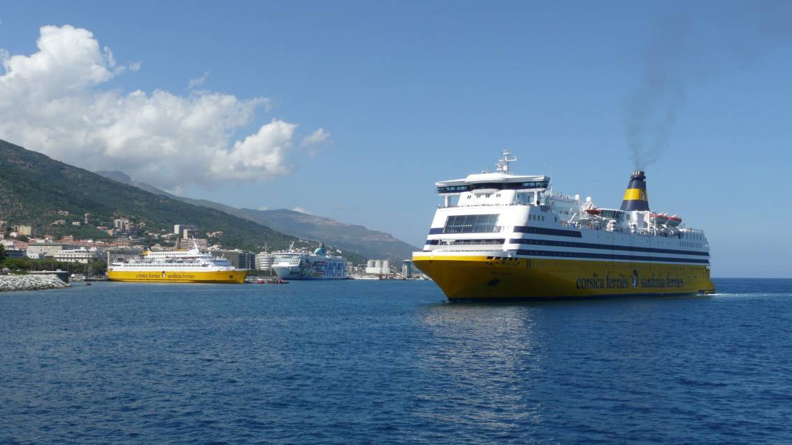 La noria des ferries à Bastia en 2008 : de gauche à droite, les Sardinia Regina, Moby Freedom (vendu début 2012 par la Moby) et Mega Smeralda ; photo : Romain Roussel.