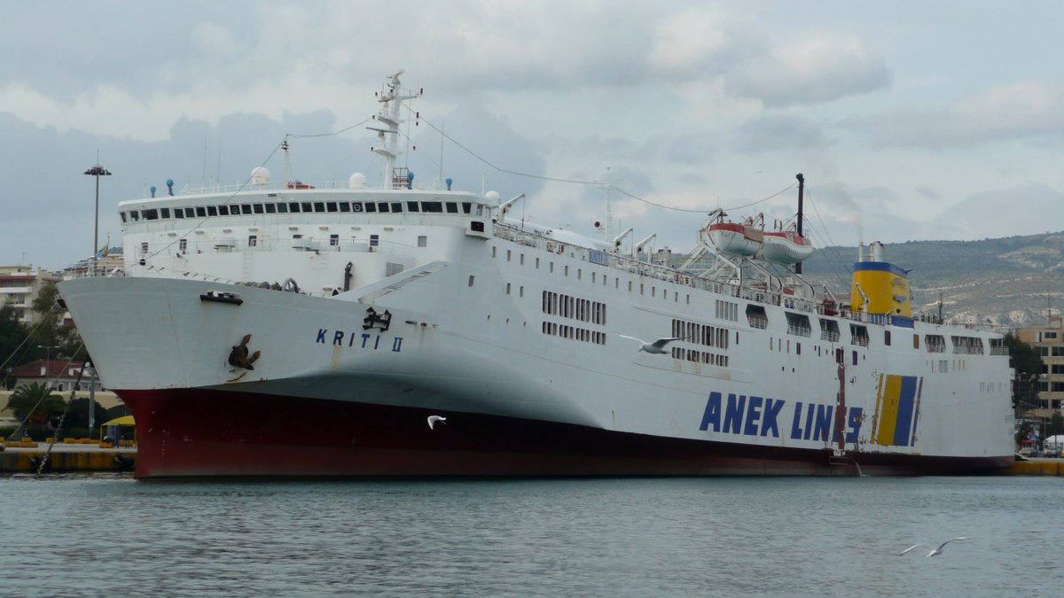 Le Kriti II, navire jumeau du Kriti I qui desservira les lignes sardes pendant l'été 2013, au port du Pirée en février 2011 ; photo : Romain Roussel.