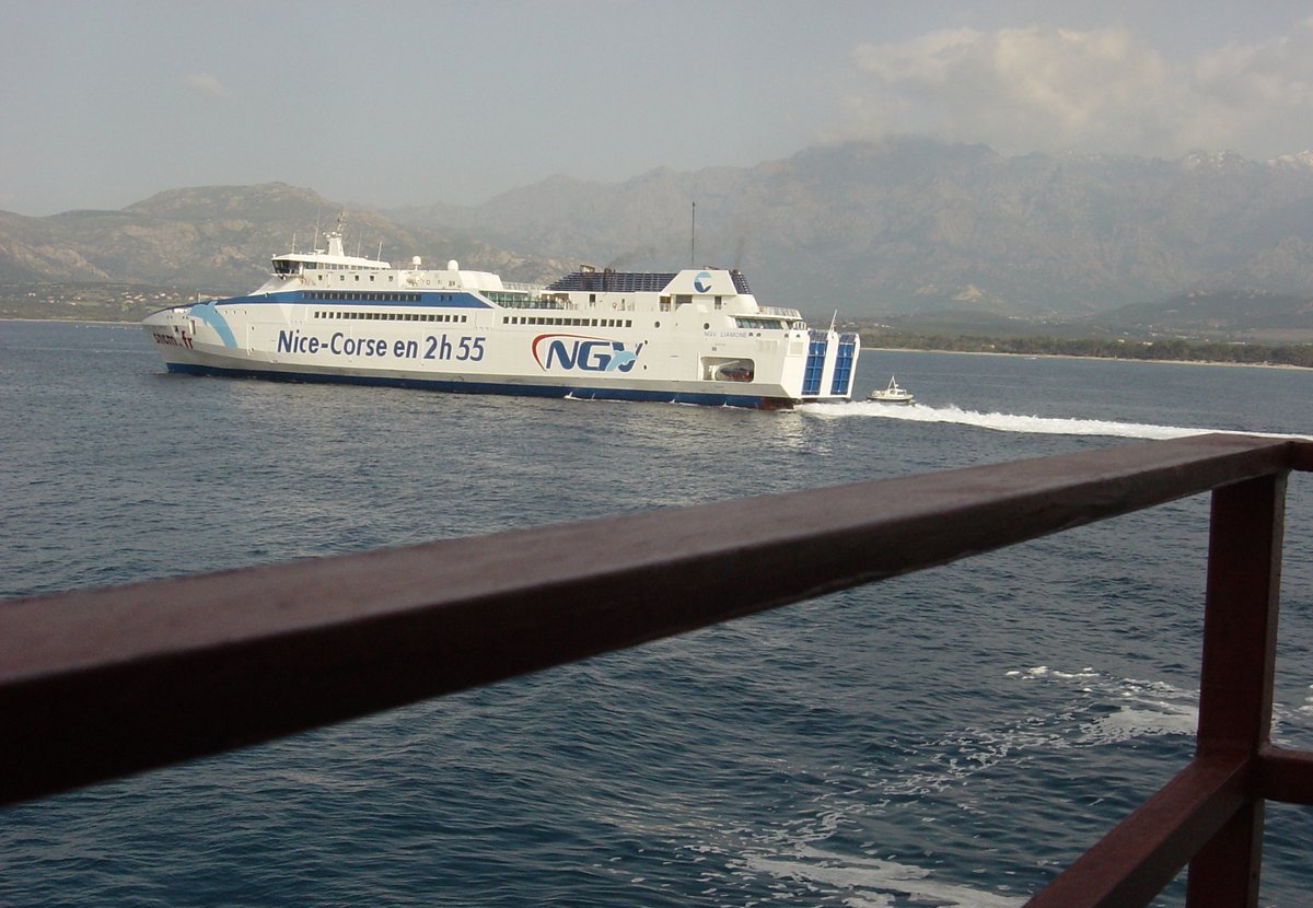 Le départ du NGV Liamone de la SNCM (actuel Taimin Star de la compagnie taïwanaise Strait Express), vu depuis la jetée du port de Calvi, en avril 2007 ; photo : Romain Roussel.