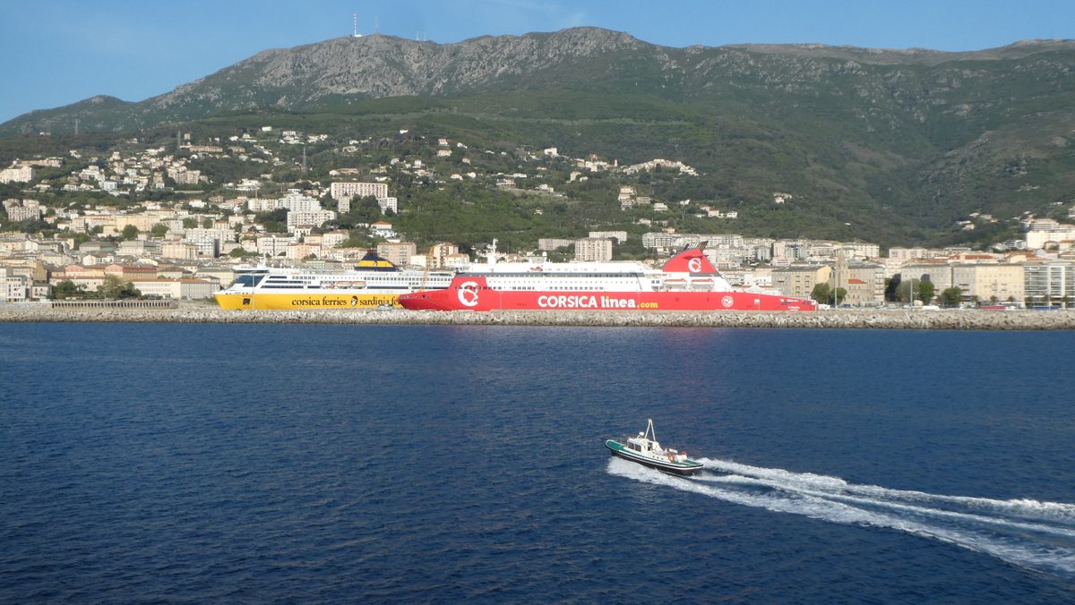 Les Pascal Lota de la Corsica Ferries, A Nepita de Corsica Linea et la pilotine du port de Bastia, en avril 2022 ; photo : Romain Roussel