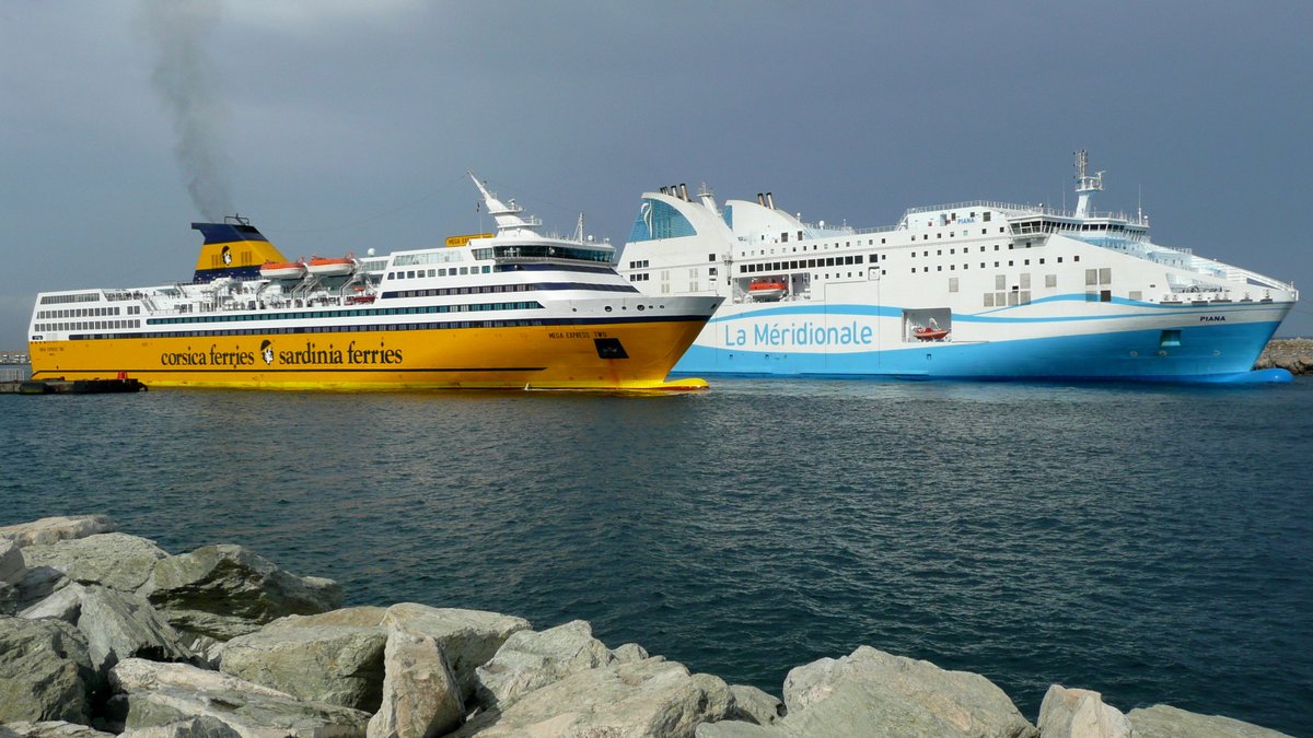 Le Mega Express Two de la Corsica Ferries longe le Piana de La Méridionale à Bastia, en août 2012 ; photo : Romain Roussel.
