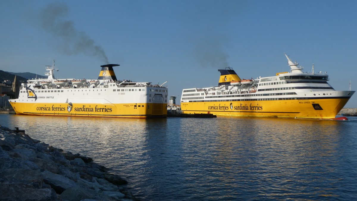 Les Sardinia Vera et Mega Express Two de la Corsica Ferries à Bastia, en août 2022 ; photo : Romain Roussel.