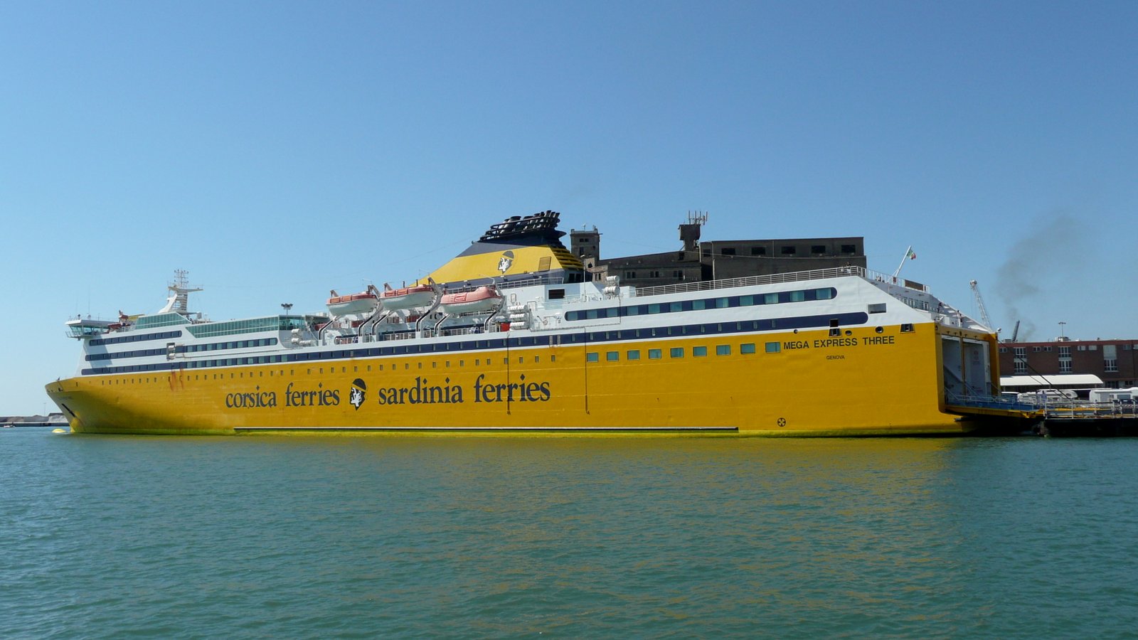 Le Mega Expres Three en partance pour Golfo Aranci, à Livorno en août 2012 ; photo : Romain Roussel