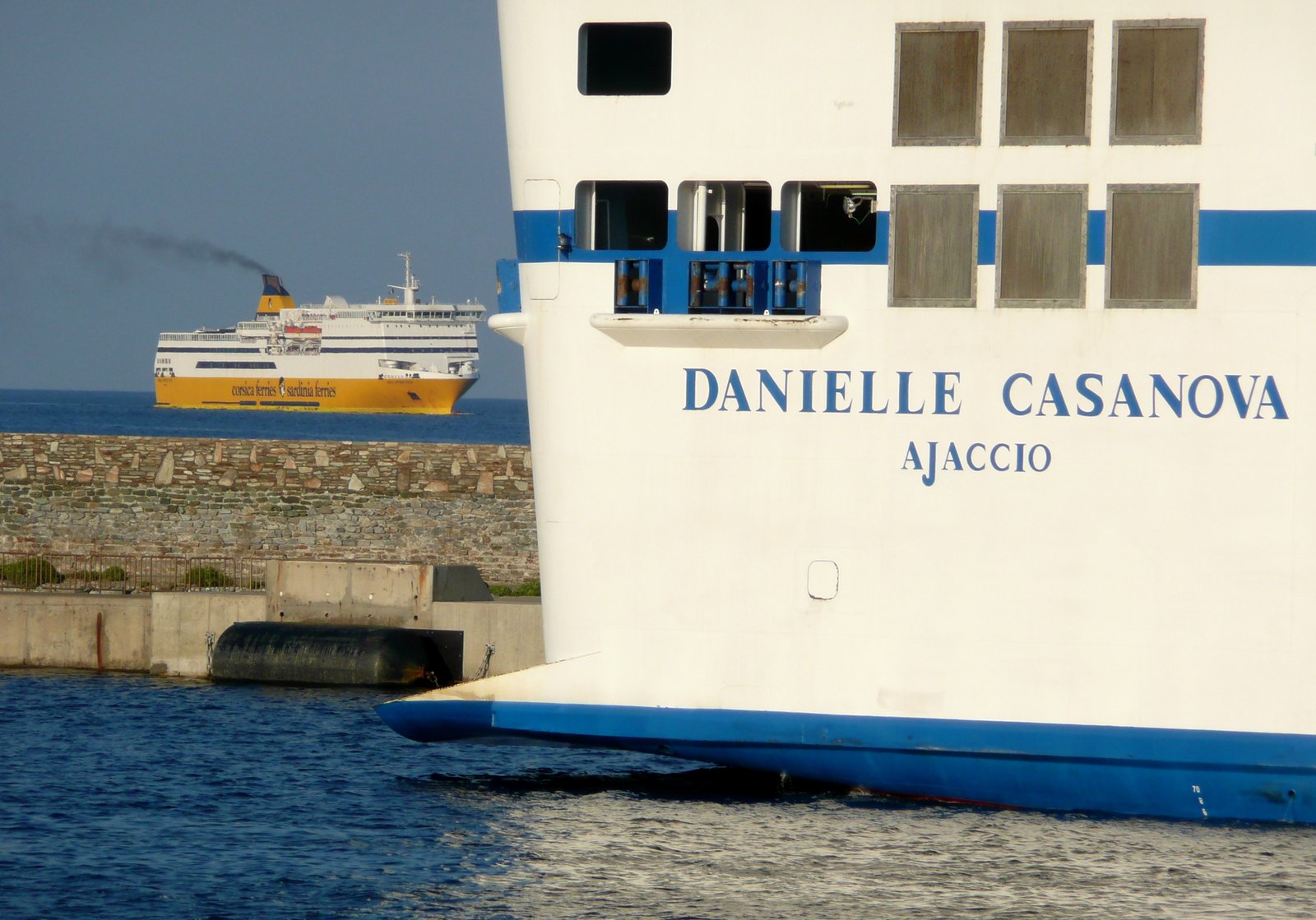 Les ferries Mega Express Four de la Corsica Ferries et Danielle Casanova de la SNCM à leur arrivée à Bastia, en août 2012 ; photo : Romain Roussel