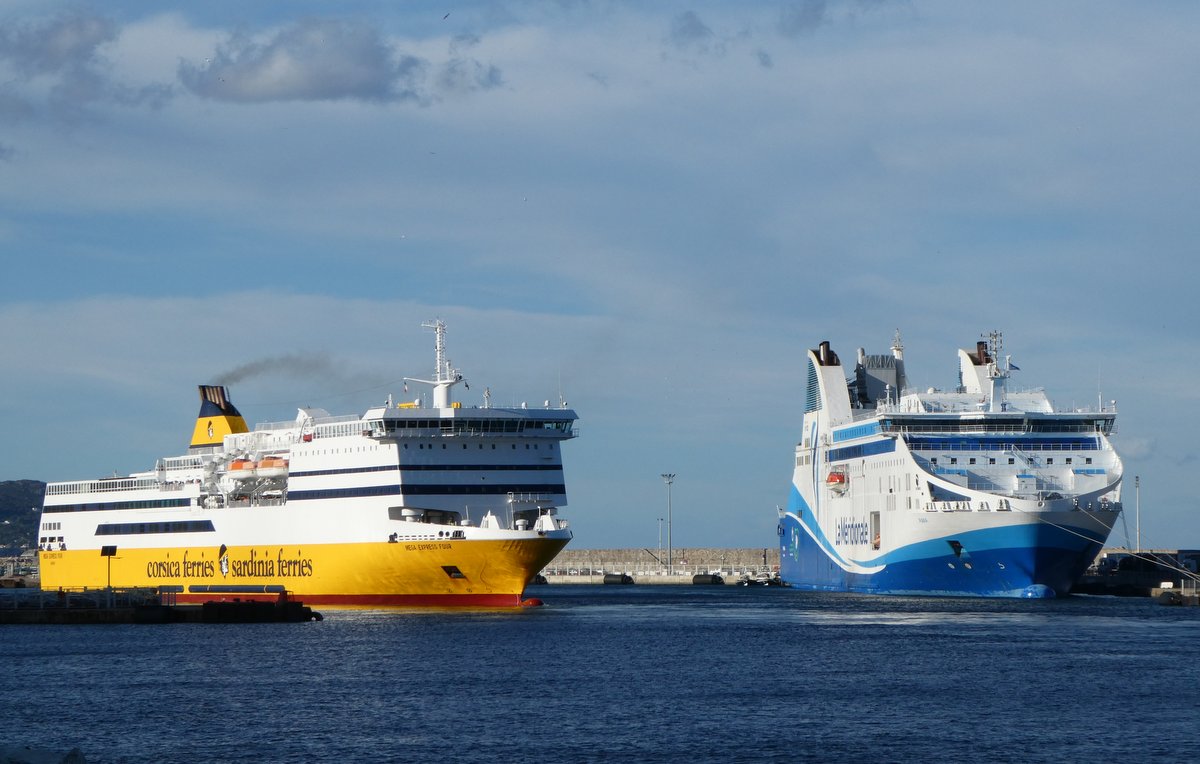 Les Mega Express Four de la Corsica Ferries et Piana de La Méridionale, à Bastia, en avril 2019 ; photo : Romain Roussel.