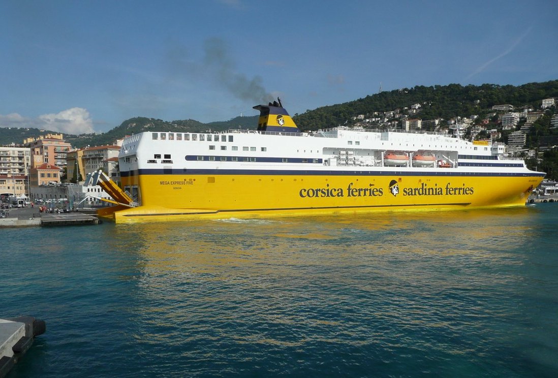 L'accostage à Nice du Mega Express Five de la Corsica Ferries en octobre 2013 ; photo : Romain Roussel.