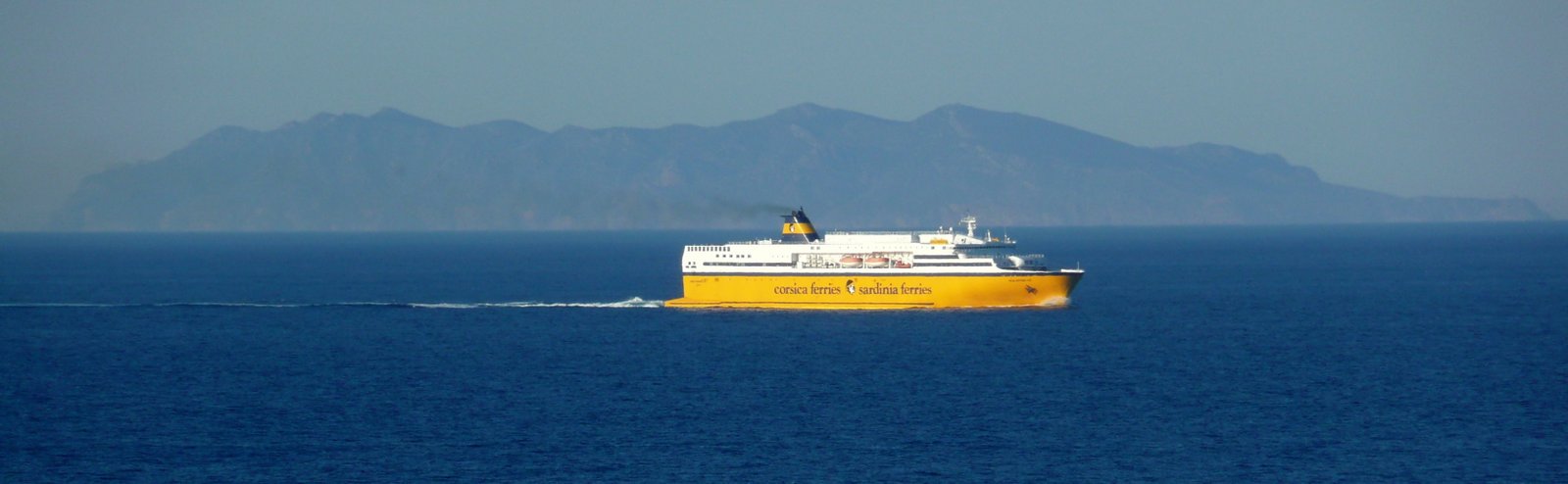 Le Mega Express Five longeant le Cap Corse devant Capraï en juillet 2014 ; photo : Romain Roussel