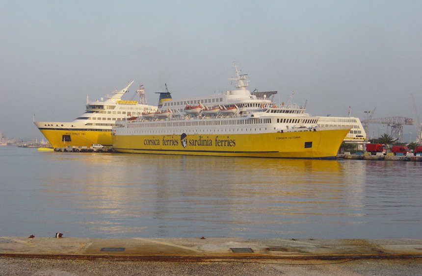 A Toulon, plusieurs ferries de la Corsica Ferries arrivent et repartent chaque jour de et vers la Corse ; ici, les Mega Express Two et Corsica Victoria