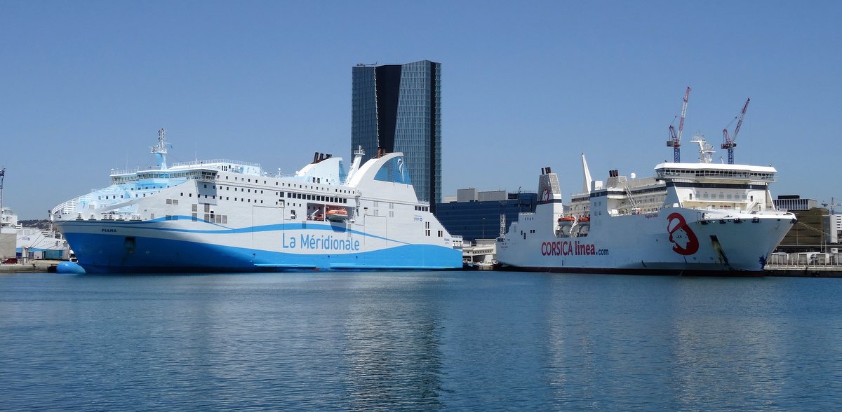 Ici avec le Piana, à gauche, le Paglia Orba est l'un des deux navires cédés par Corsica Linea à la CTC ; photo prise à Marseille en juillet 2016 par Jean-Pierre Fabre.