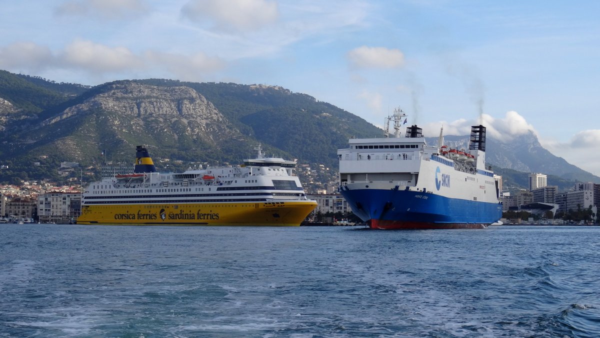 Le Mega Smeralda et le Monte d'Oro à Toulon, en octobre 2014 ; photo : Jean-Pierre Fabre