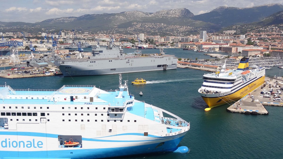 Du fait du blocage du port de Marseille, Toulon a accueilli les navires de La Méridionale en sus de ceux de la Corsica Ferries ; ici les Piana et Mega Express Two le 2 juillet 2014 ; photo : Jean-Pierre Fabre.