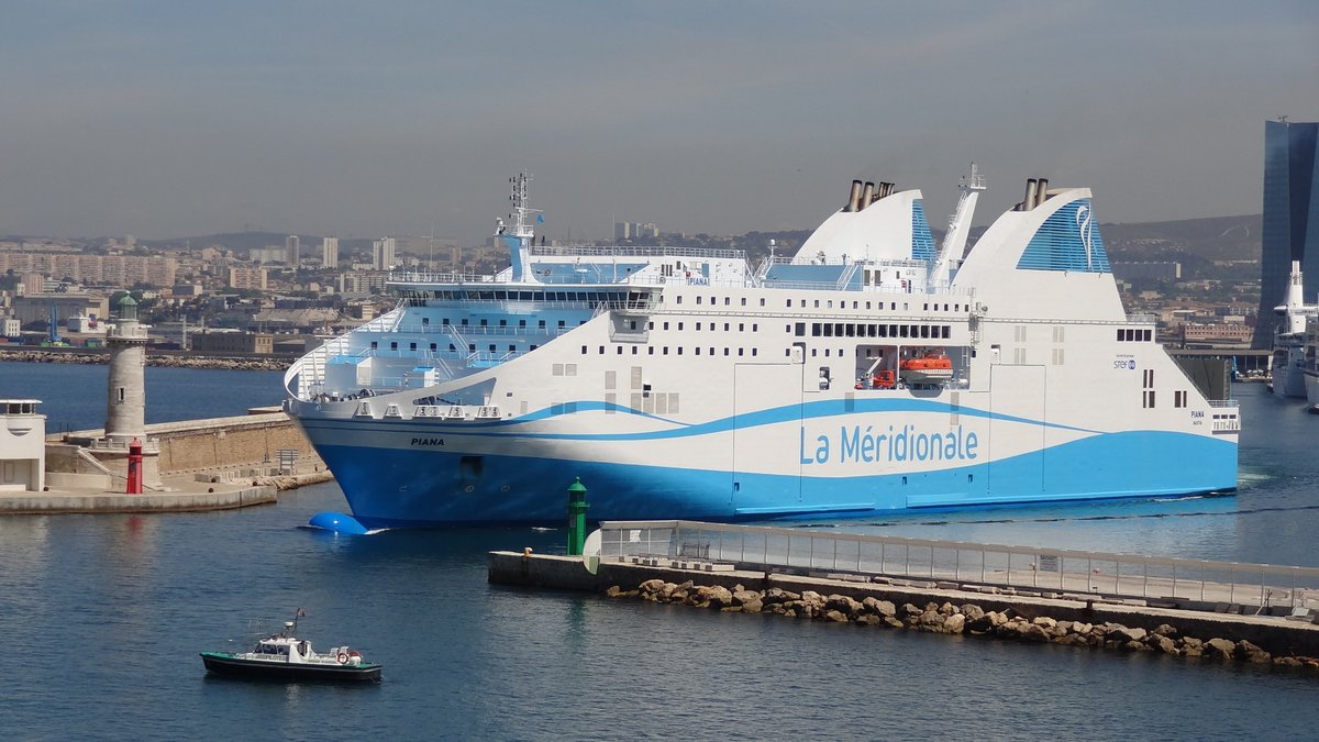 L'appareillage de Marseille du navire amiral de La Méridionale, le Piana, en mai 2012 ; photo : Jean-Pierre Fabre.