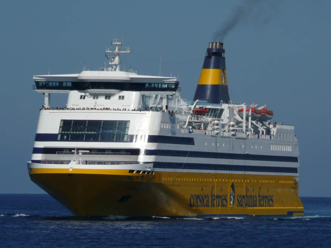 Le Mega Smeralda, navire amiral de la Corsica Ferries, profite désormais aussi aux voyageurs des lignes Toulon-Corse et Nice-Corse