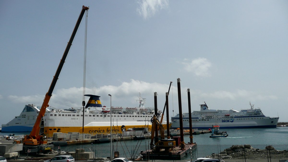 Le chantier d'aménagement du môle Sud de Bastia, en avril 2013, avec de gauche à droite le Piana, le Corsica Marina Seconda et le Corse ; photo : Romain Roussel