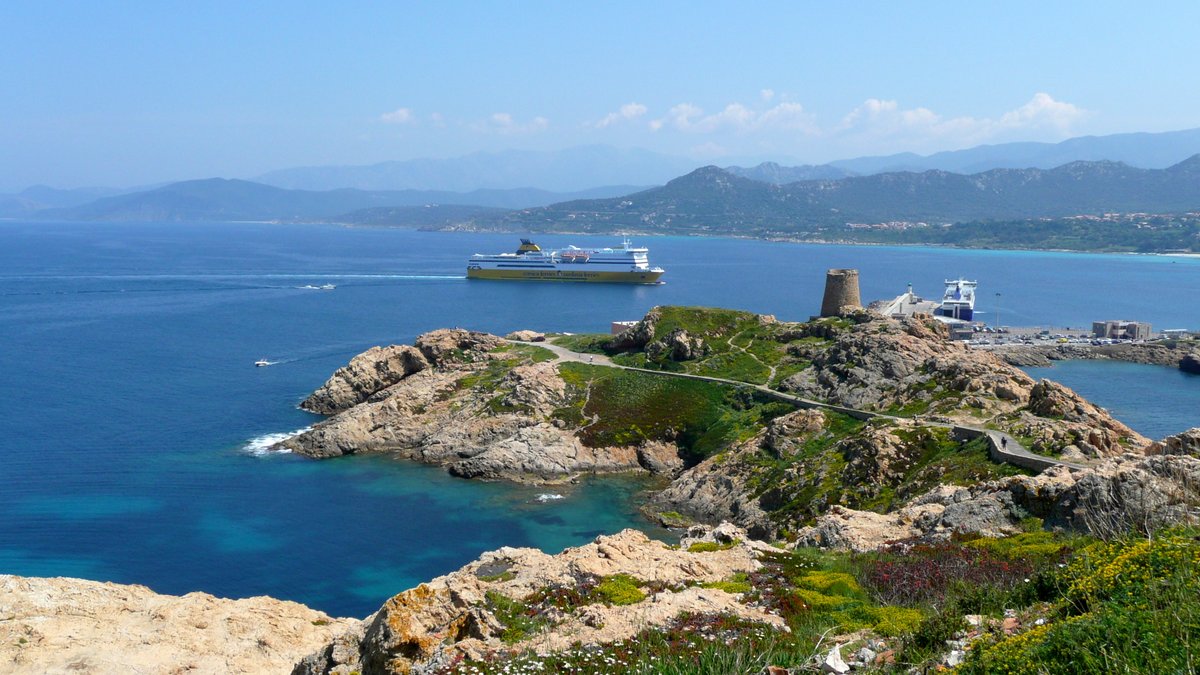Vue générale du port de l'Ile Rousse en avril 2010, avec l'arrivée du Mega Express Four de la Corsica Ferries et, à quai,  le NGV Liamone II, alors affrété par la SNCM ; photo : Romain Roussel.