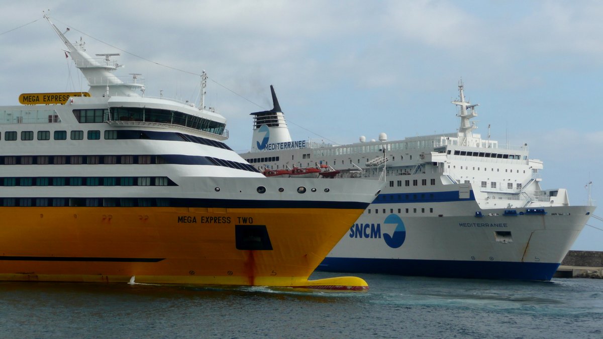Le Mega Express Two de la Corsica Ferries et le Méditerranée de la SNCM à quai, à Bastia, en octobre 2013 ; photo : Romain Roussel.