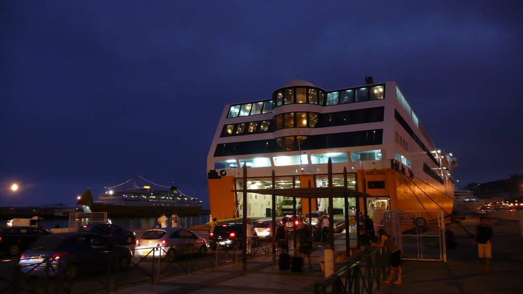 Le port de Bastia, un soir d'août 2010 : de gauche à droite, les Sardinia Regina et Mega Express Four (Corsica Ferries) et l'avant du Napoléon Bonaparte (SNCM)