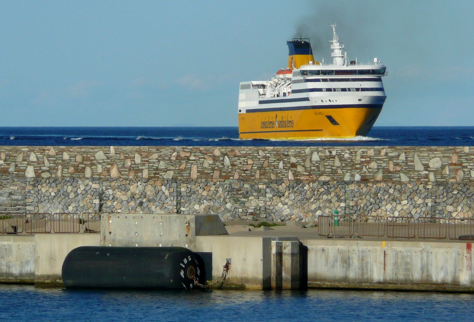 Le Mega Express derrière la jetée du port de Bastia, en avril 2016 ; photo : Romain Roussel