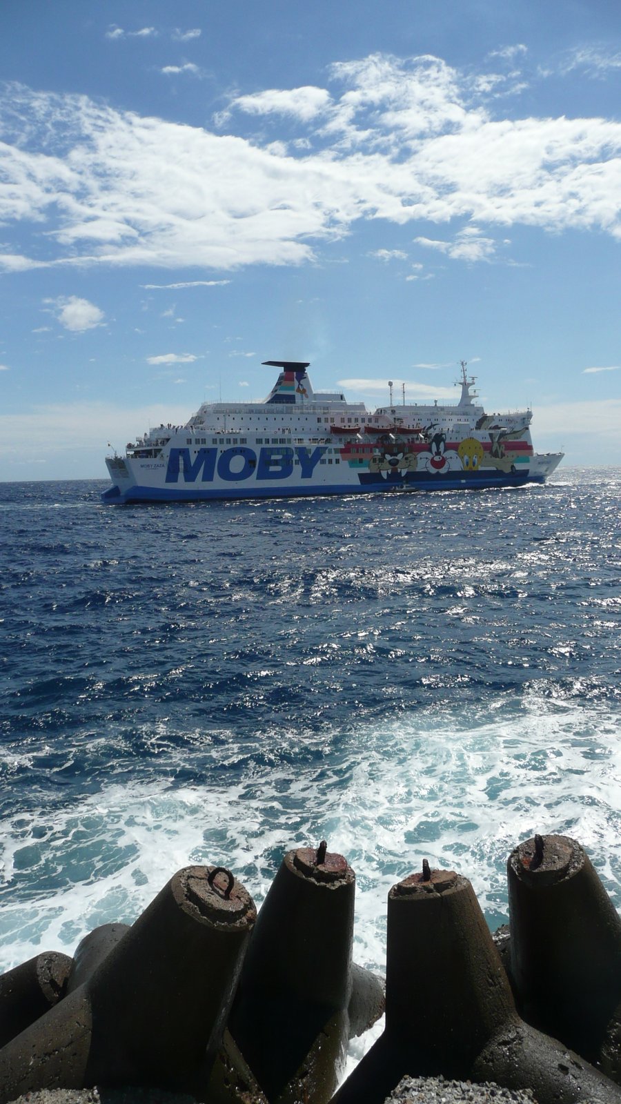 Le départ du Moby Zazà vu depuis le vieux port de Bastia, en juillet 2016 ; photo : Romain Roussel