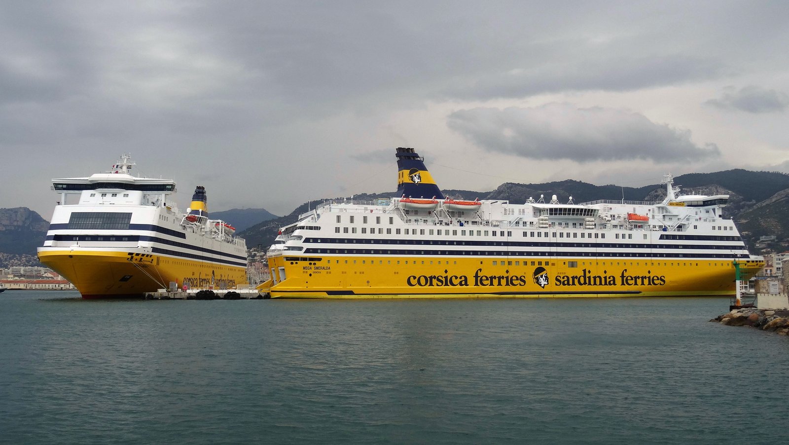 Les Mega Smeralda et Mega Andrea pour la première fois simultanément à quai à Toulon, le 9 mai 2016 ; photo : Jean-Pierre Fabre.