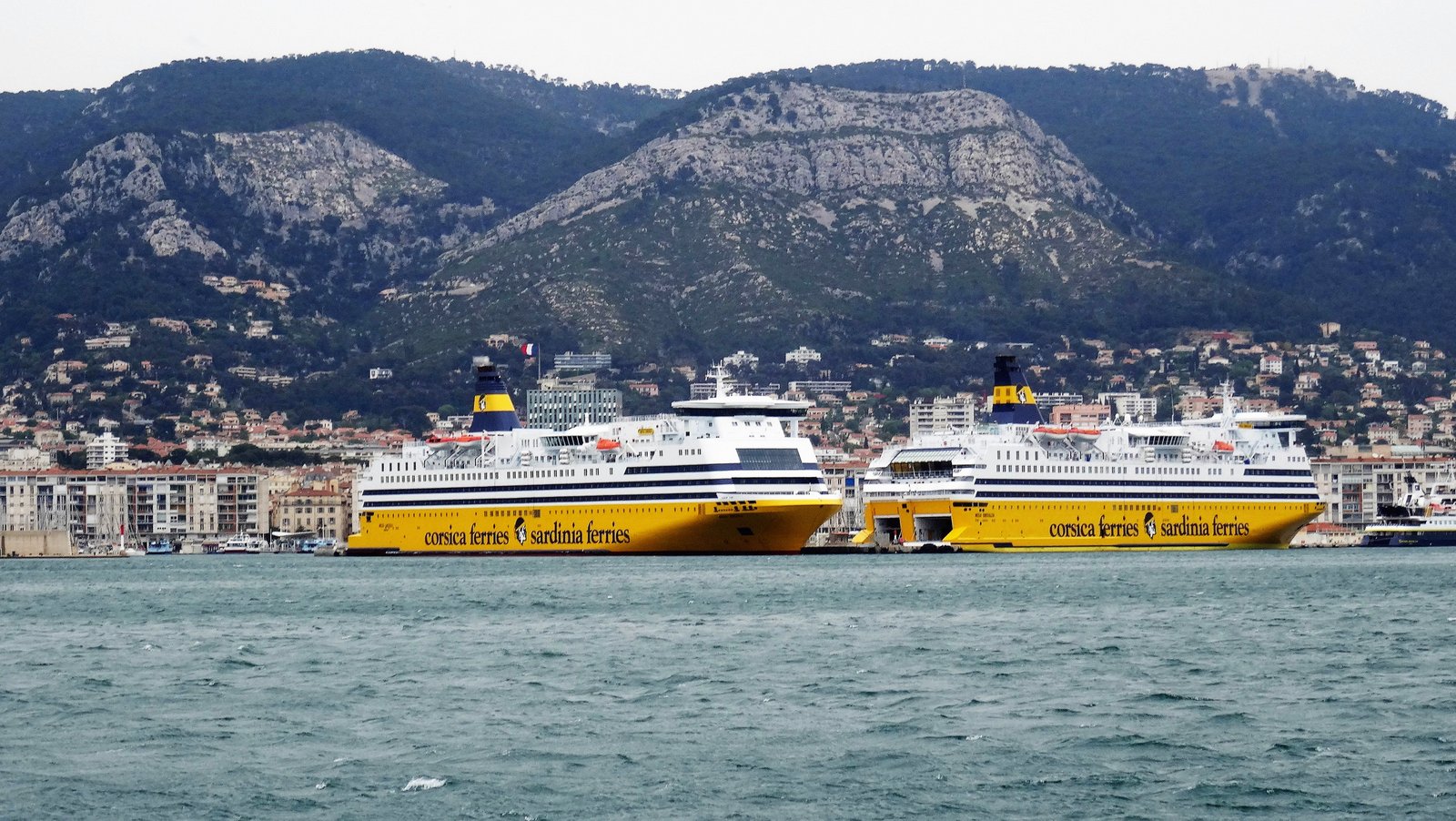 Les Mega Smeralda et Mega Andrea pour la première fois simultanément à quai à Toulon, le 9 mai 2016 ; photo : Jean-Pierre Fabre.