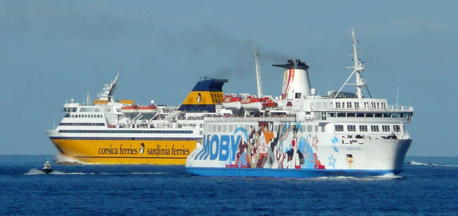 Les Mega EXpress Two et Moby Kiss se croisent à la sortie du port de Bastia, en juillet 2016 ; photo : Romain Roussel