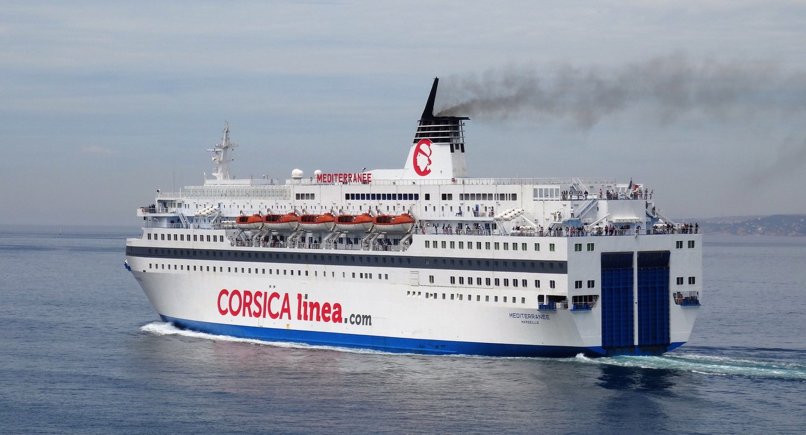 Le départ du Méditerranée de Marseille, en juin 2016, avec sa livrée provisoire de Corsica Linea ; photo : Jean-Pierre Fabre.