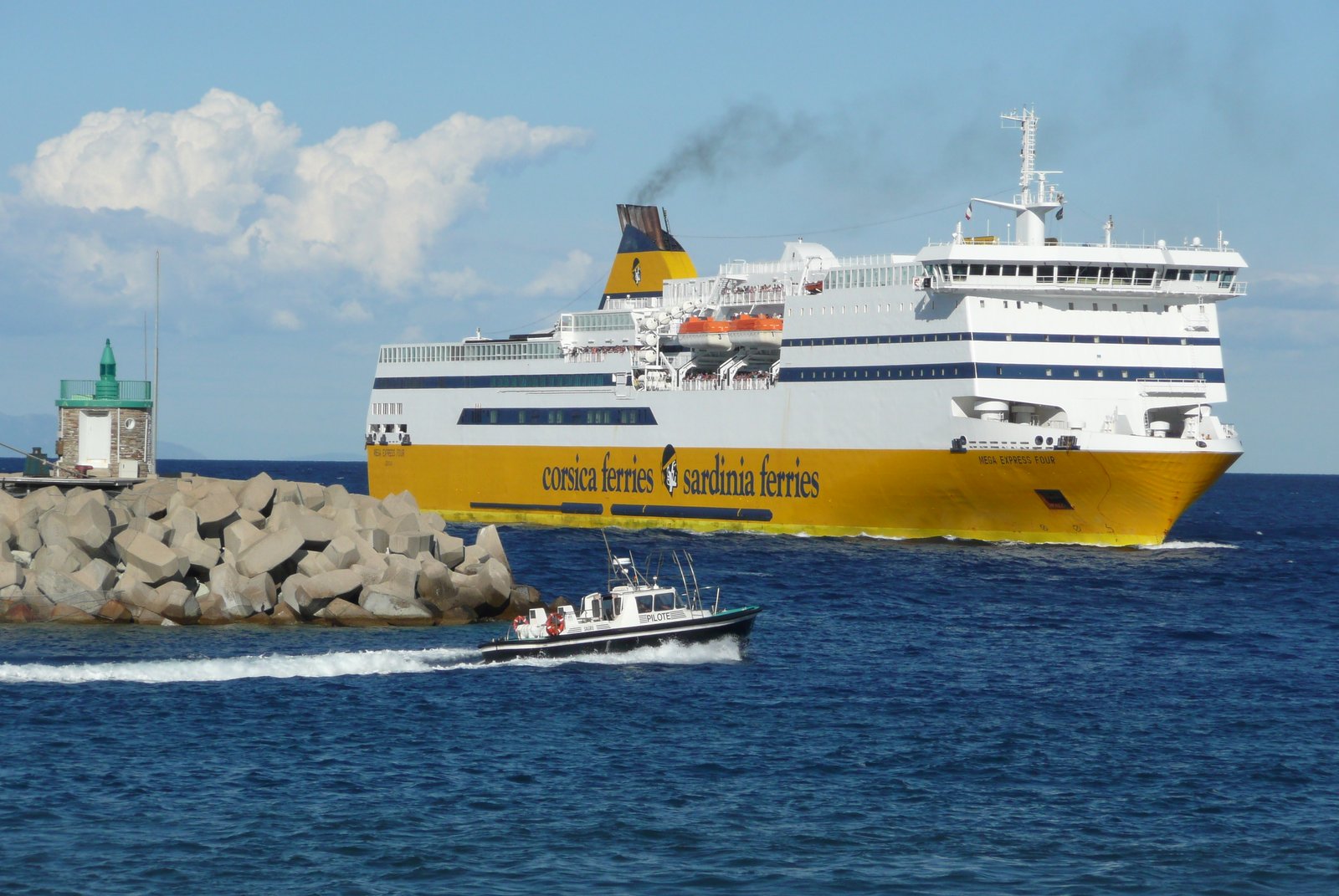 Le Mega EXpress Four passe la jetée de Bastia, en juillet 2016 ; photo : Romain Roussel